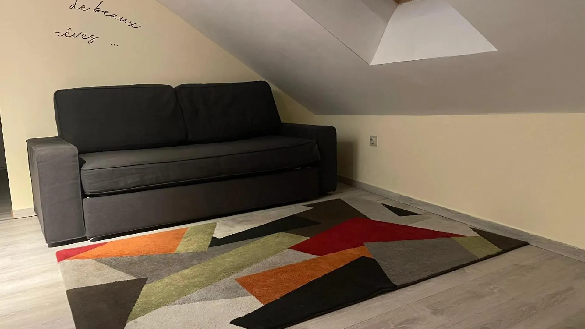 Apartmán Charming Flat In Charleroi 100 Sqm Private Parking